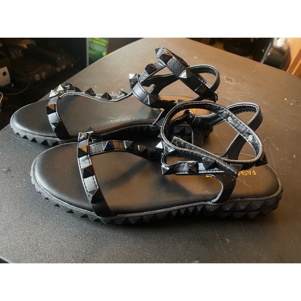 Fashion Nova Lookin’ Sharp Sandals Size 6.5 - Picture 3 of 6